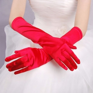 Красные длинные атласные перчатки.