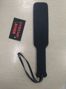 Шлепалка "BDSM Арсенал" твердая, черная на петельке